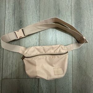 Herschel belt bag. Light pink.